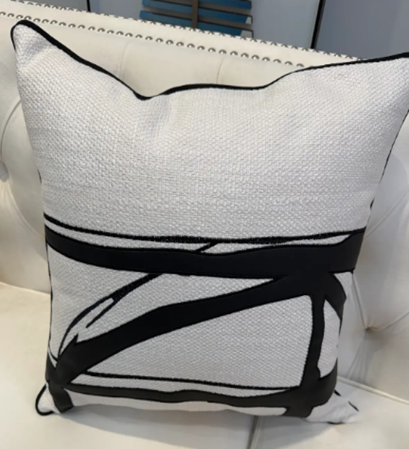 White and black square cushion - Cavelh